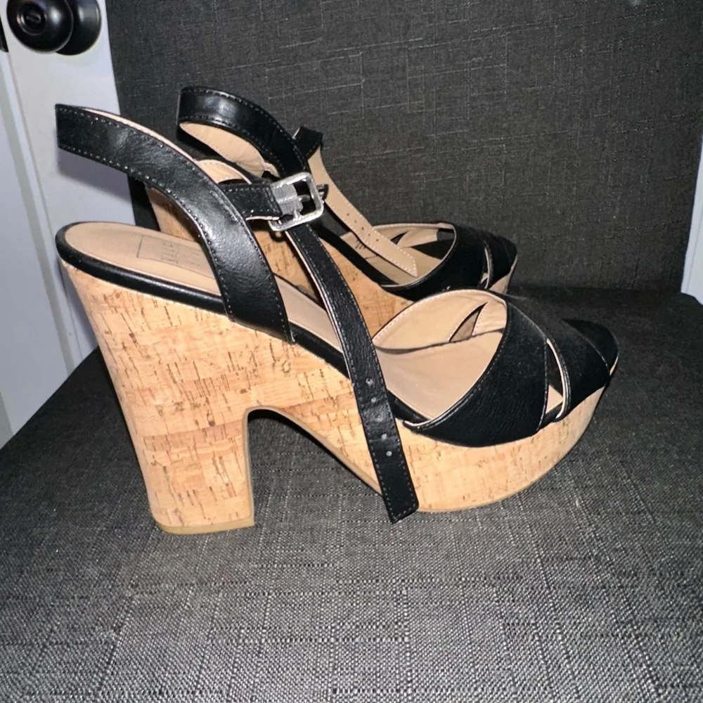 Kaari Blue Size 9.5‎ Black Platform Chunky Strappy Sandals